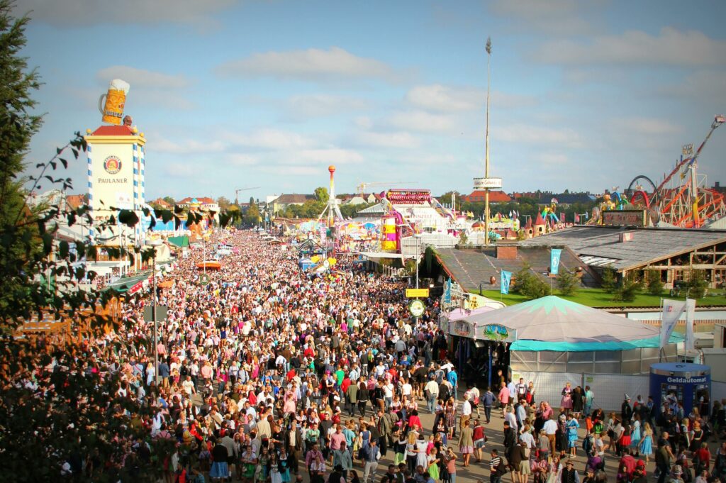 une grande foule de gens à un festival de la bière